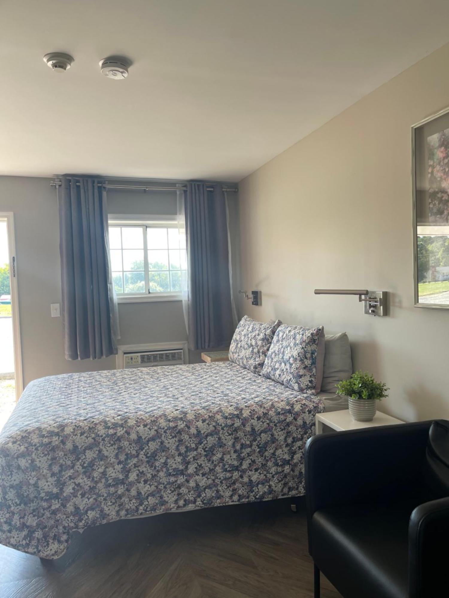 Hotel Lake Anna Glenora ภายนอก รูปภาพ